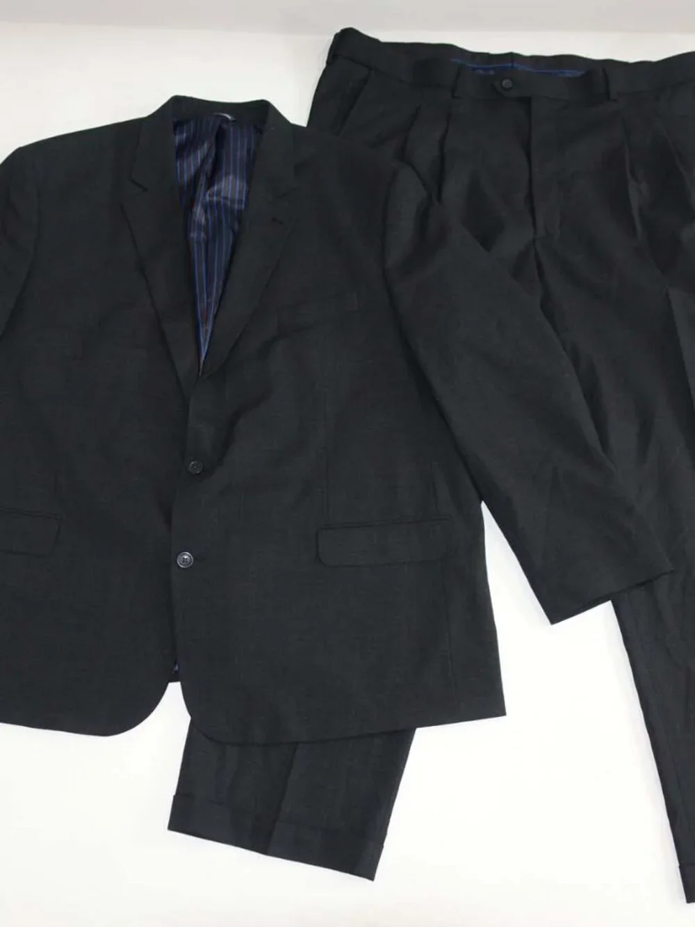 GS Men's 2 Button Suit Size 54 Regular 48 x 32 Charcoal Gray Wool Blend 54R